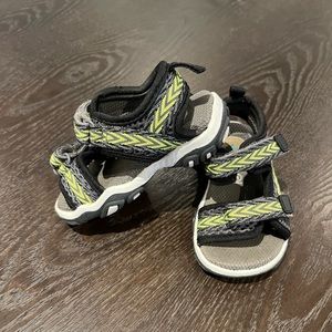 3/25$ Carter’s baby sandals. Size 5